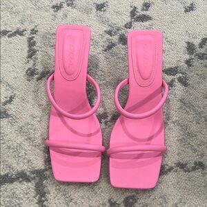 SUPER cute pink mini heels! 💗